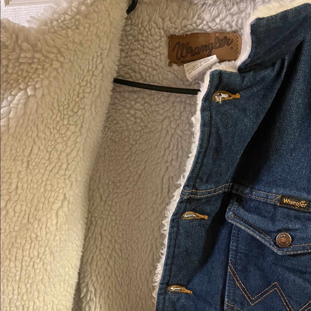 Wrangler Dark Blue Jacket with Cream Sherpa lined inside - Picture 3 of 4